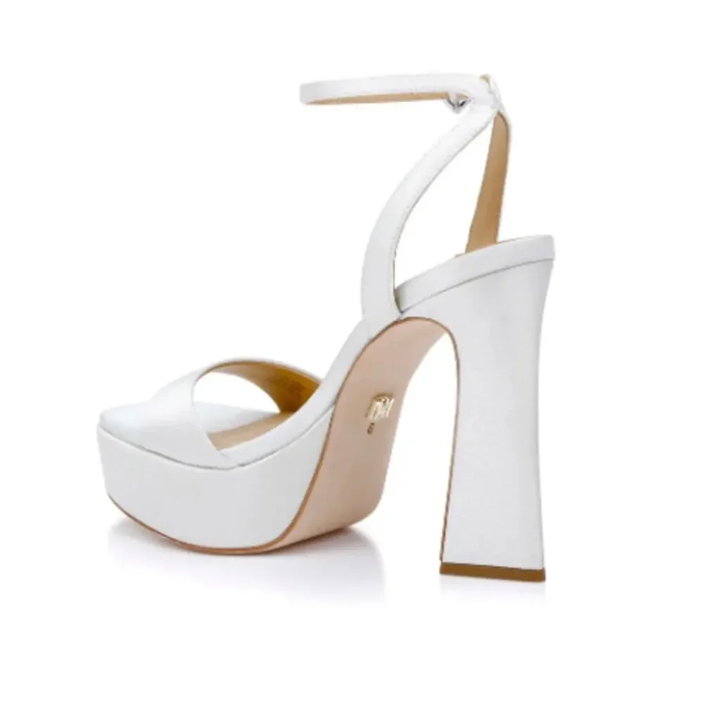 Badgley Mischka Women's White Heart Shaped Buckle Caia Pumps Size 8M